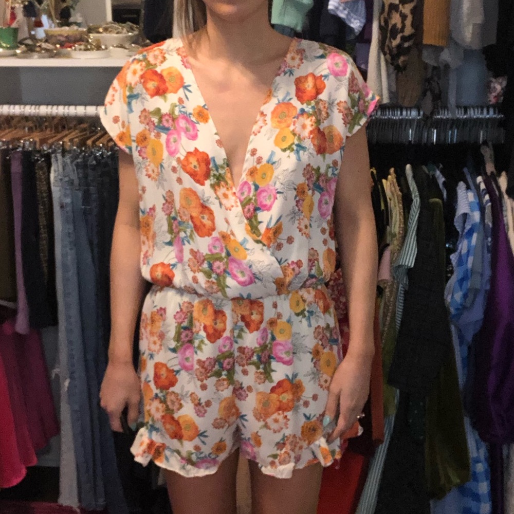 Short sleeve floral print romper w/ ruffle detail